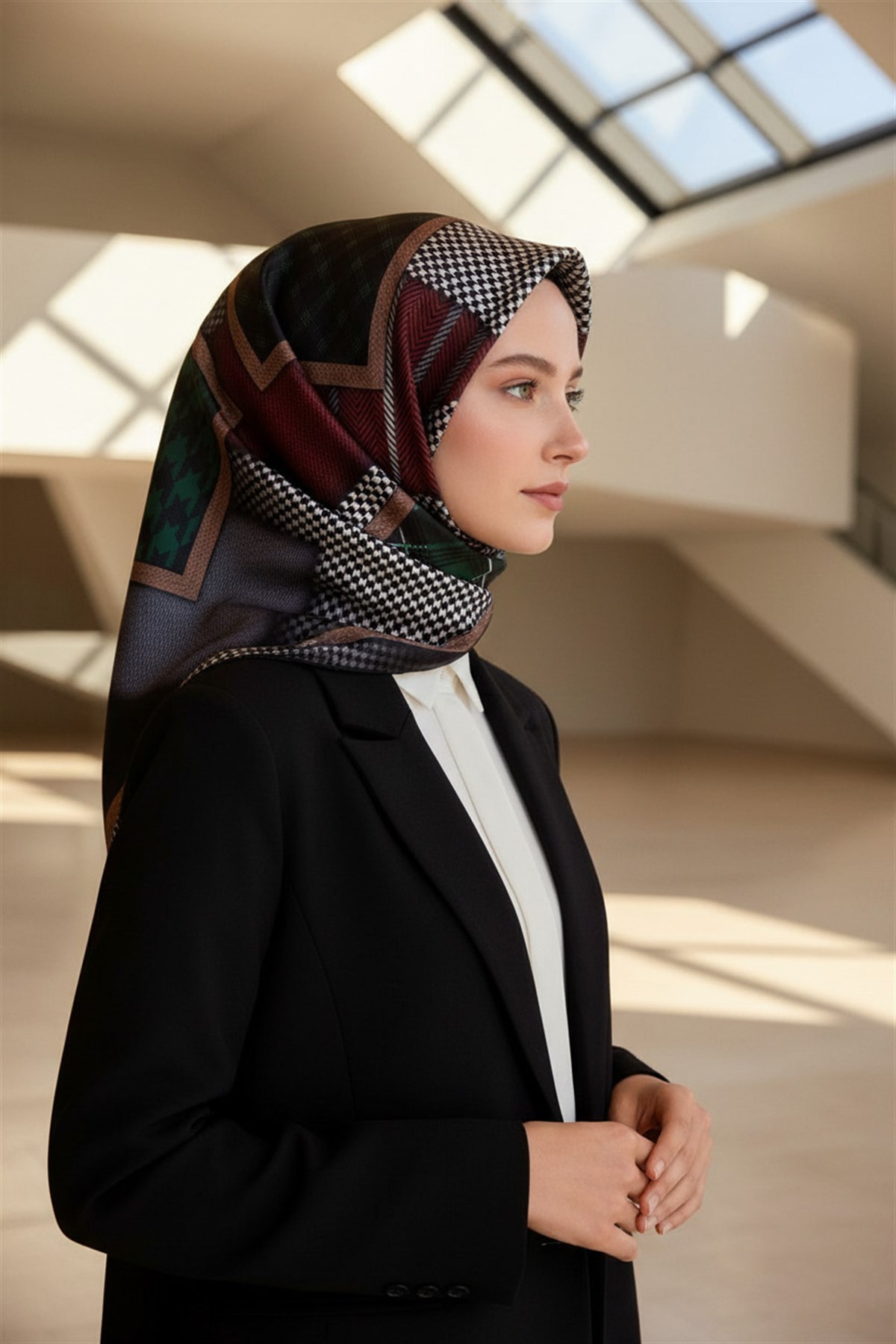 %100 Twill İpek Kazakayaklı Ve Ekose Desenli Siyah - Zümrüt Yeşili Renkli 90x90 Eşarp Dikim Şekli : El Dikişi