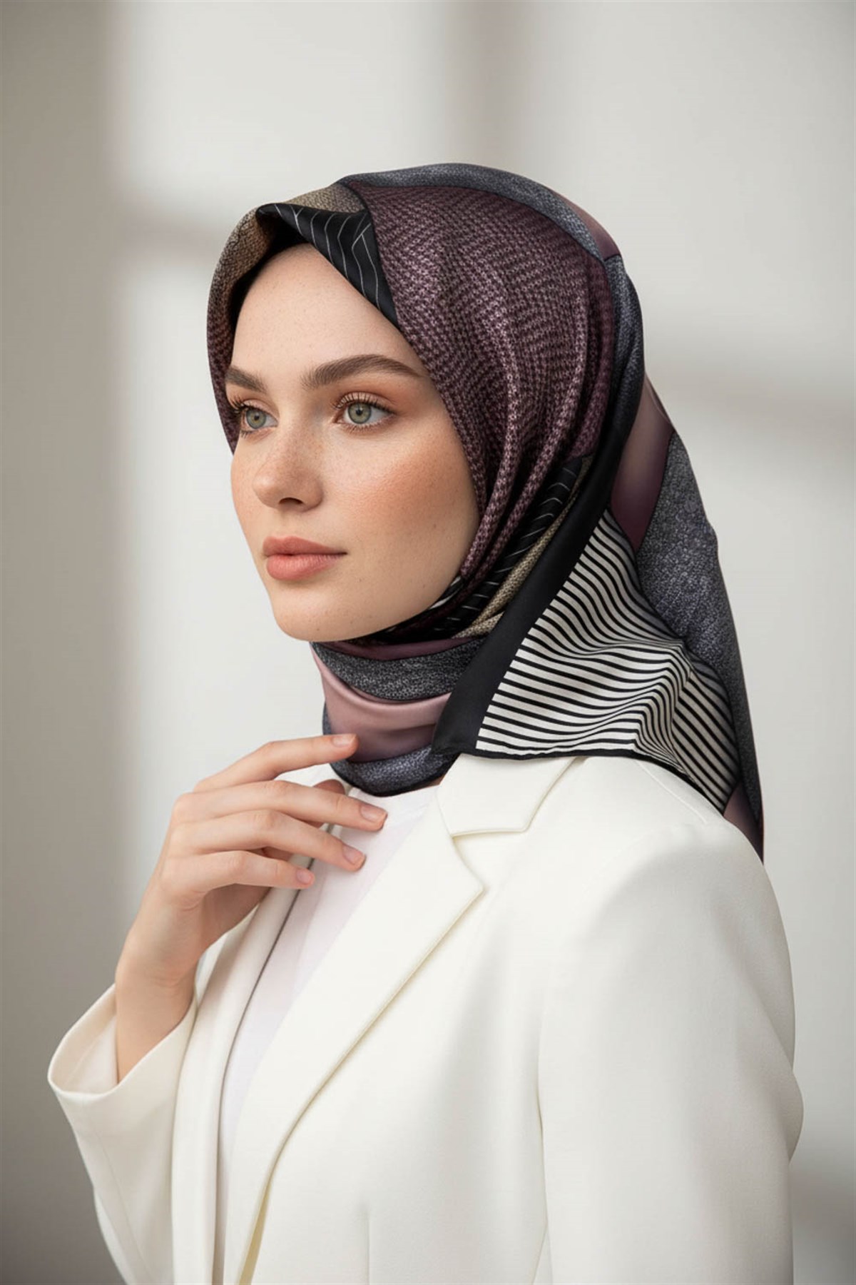 %100 Twill İpek Dokulu ve Geometrik Desenli Pudra - Gri Renkli 90x90 Eşarp Dikim Şekli : El Dikişi