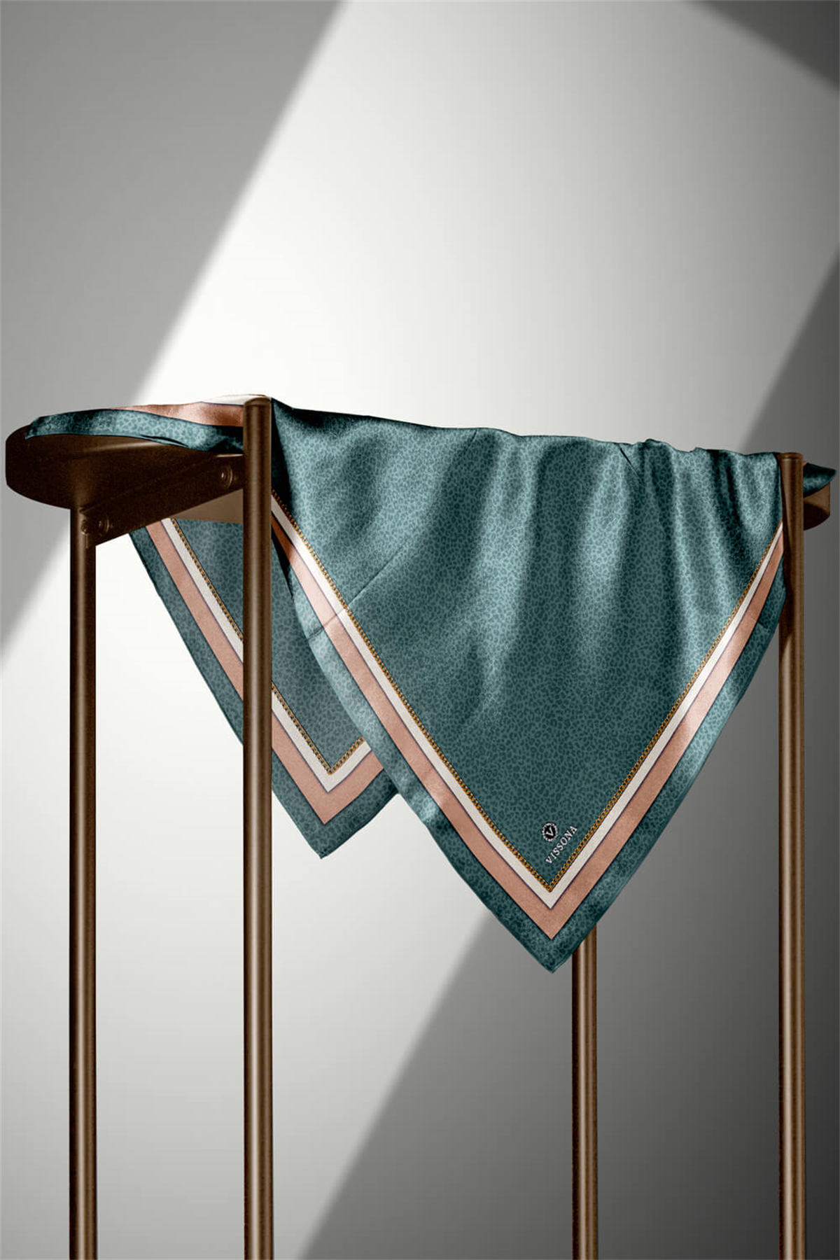 % 57 İPEK % 43 VİSKON Twill İpek Leopar Desenli Petrol Yeşili Renkli 90x90 Eşarp Dikim Şekli : El Dikişi