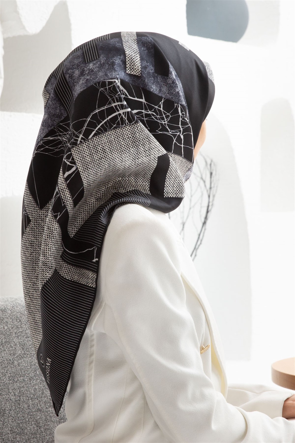 %100 Twill İpek Geometrik Desenli Siyah - Gri Renkli 90x90 Eşarp Dikim Şekli : El Dikişi