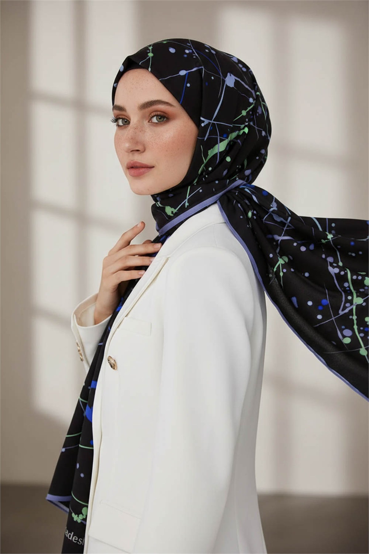 KREP BOYA DAMLASI DESENLİ SİYAH - İNDİGO RENKLİ 75X195 KIRIŞMAZ ŞAL