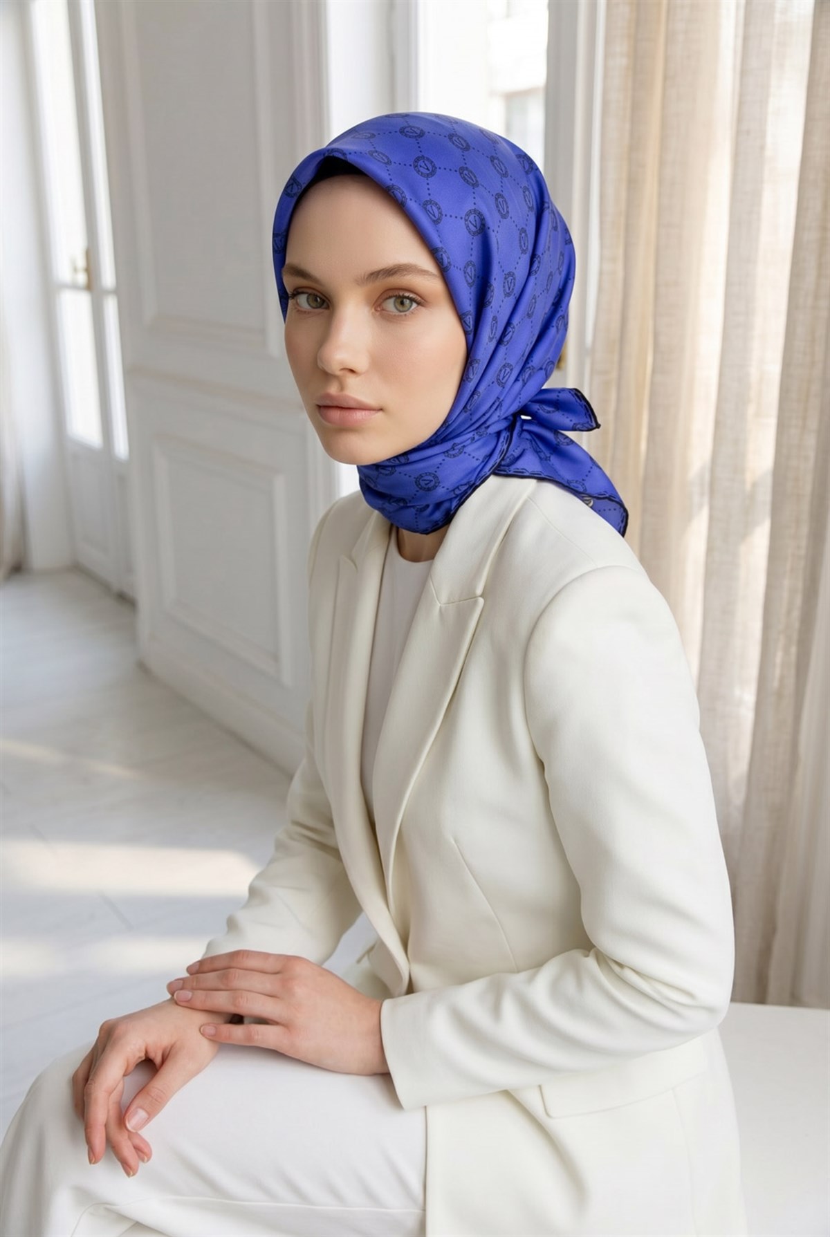%100 Twill İpek Monogram Desenli Saks Renkli 90x90 Eşarp Dikim Şekli : El Dikişi
