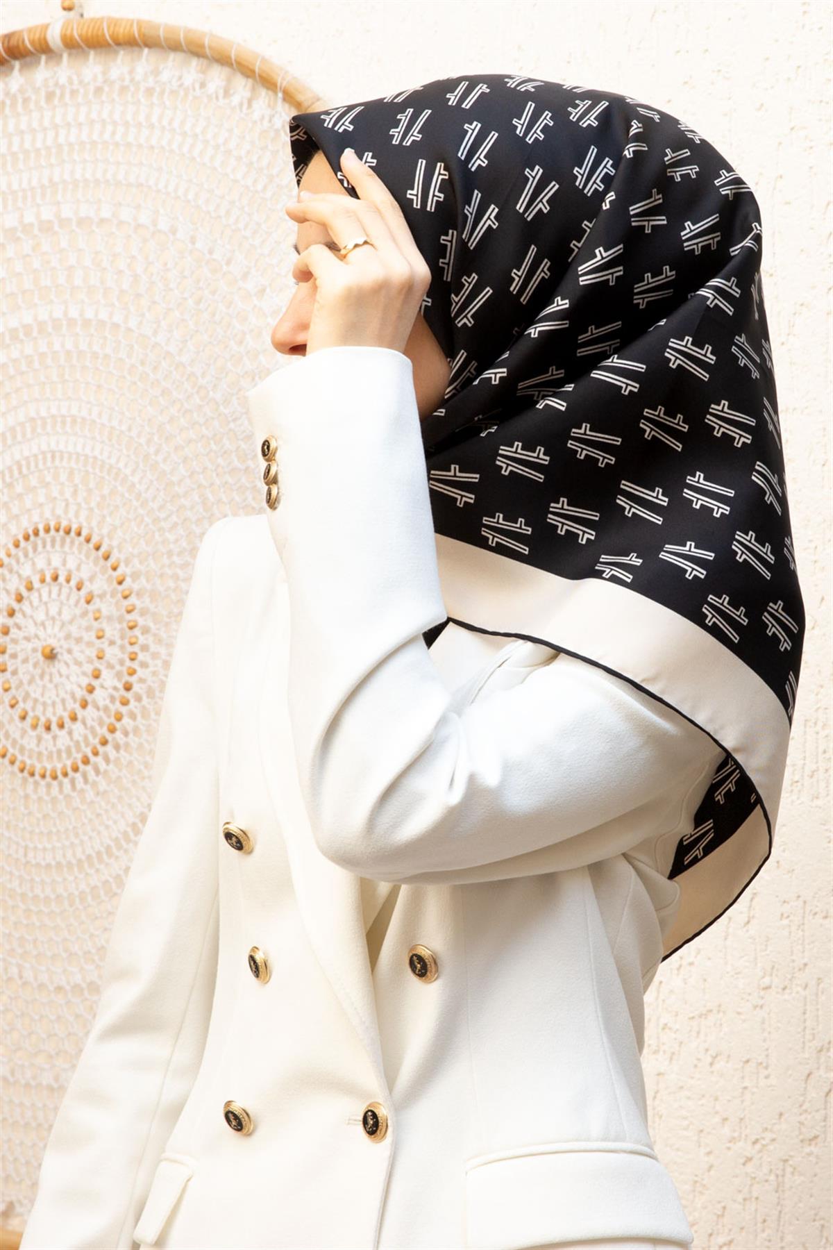 % 57 İPEK % 43 VİSKON Twill İpek Geometrik Desenli Siyah - Krem Renkli 90x90 Eşarp Dikim Şekli : El Dikişi