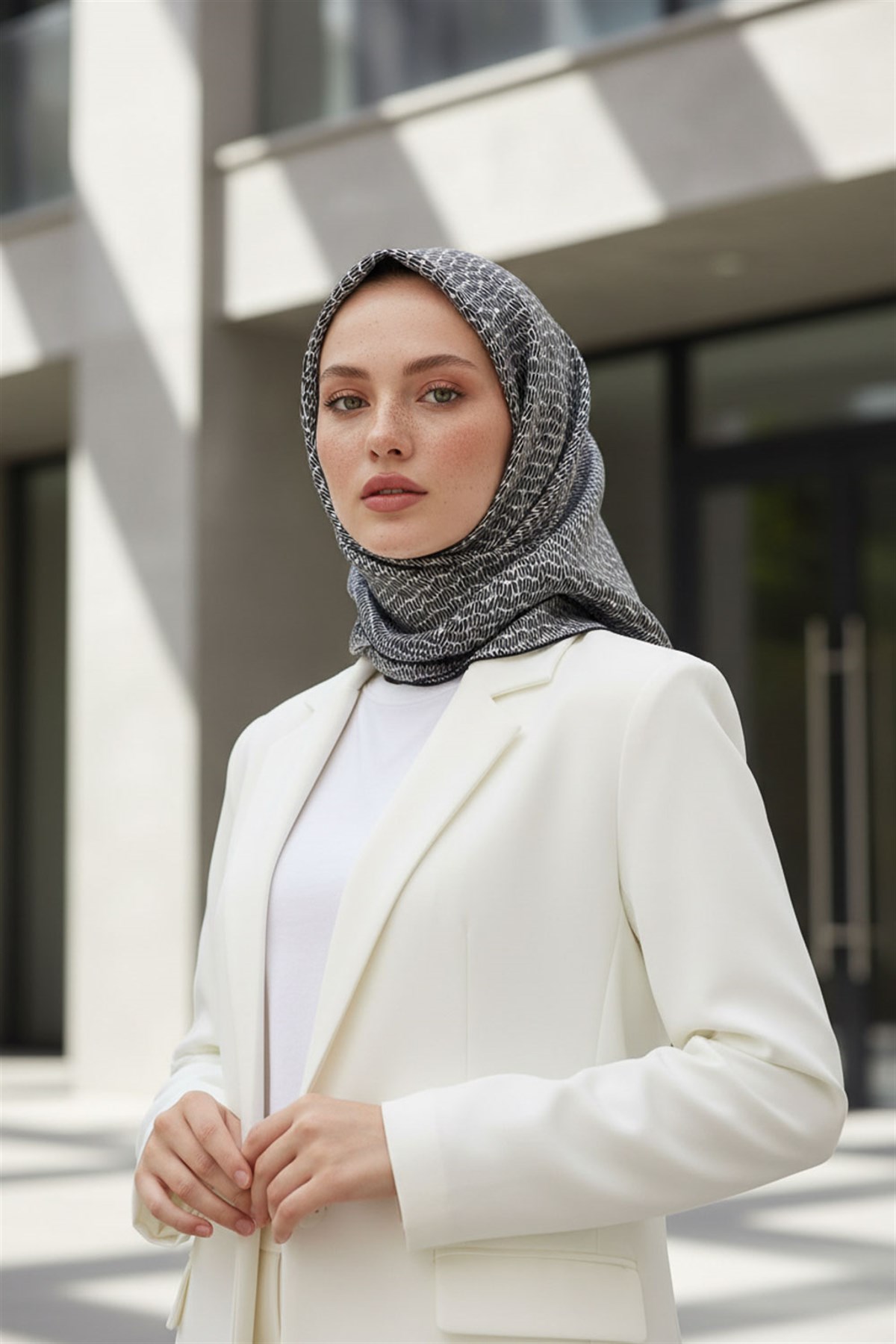 %100 Twill İpek Çizgi Desenli Krem - Siyah Renkli 90x90 Eşarp Dikim Şekli : El Dikişi