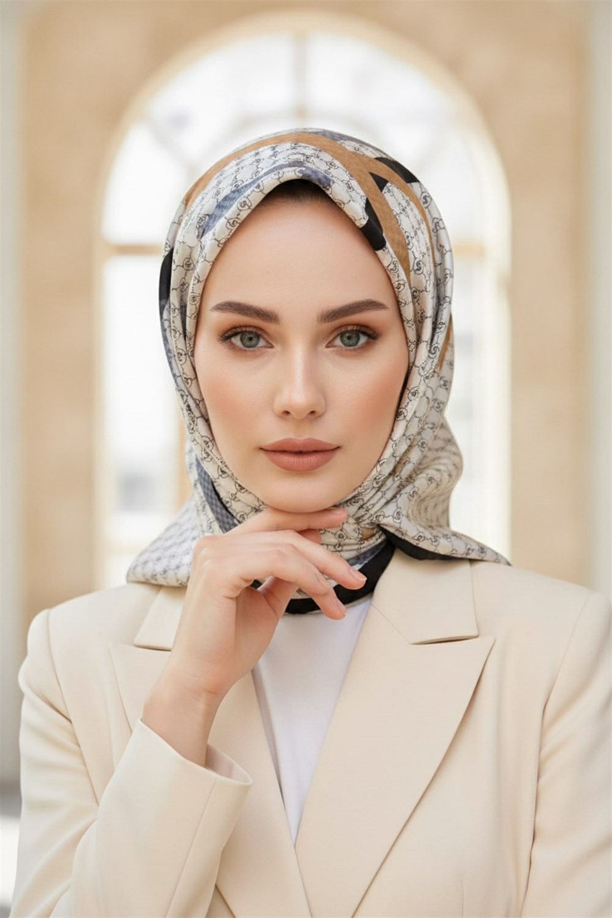 %100 Twill İpek Monogram Ve Şerit Desenli Gri - Siyah Renkli 90x90 Eşarp Dikim Şekli : El Dikişi