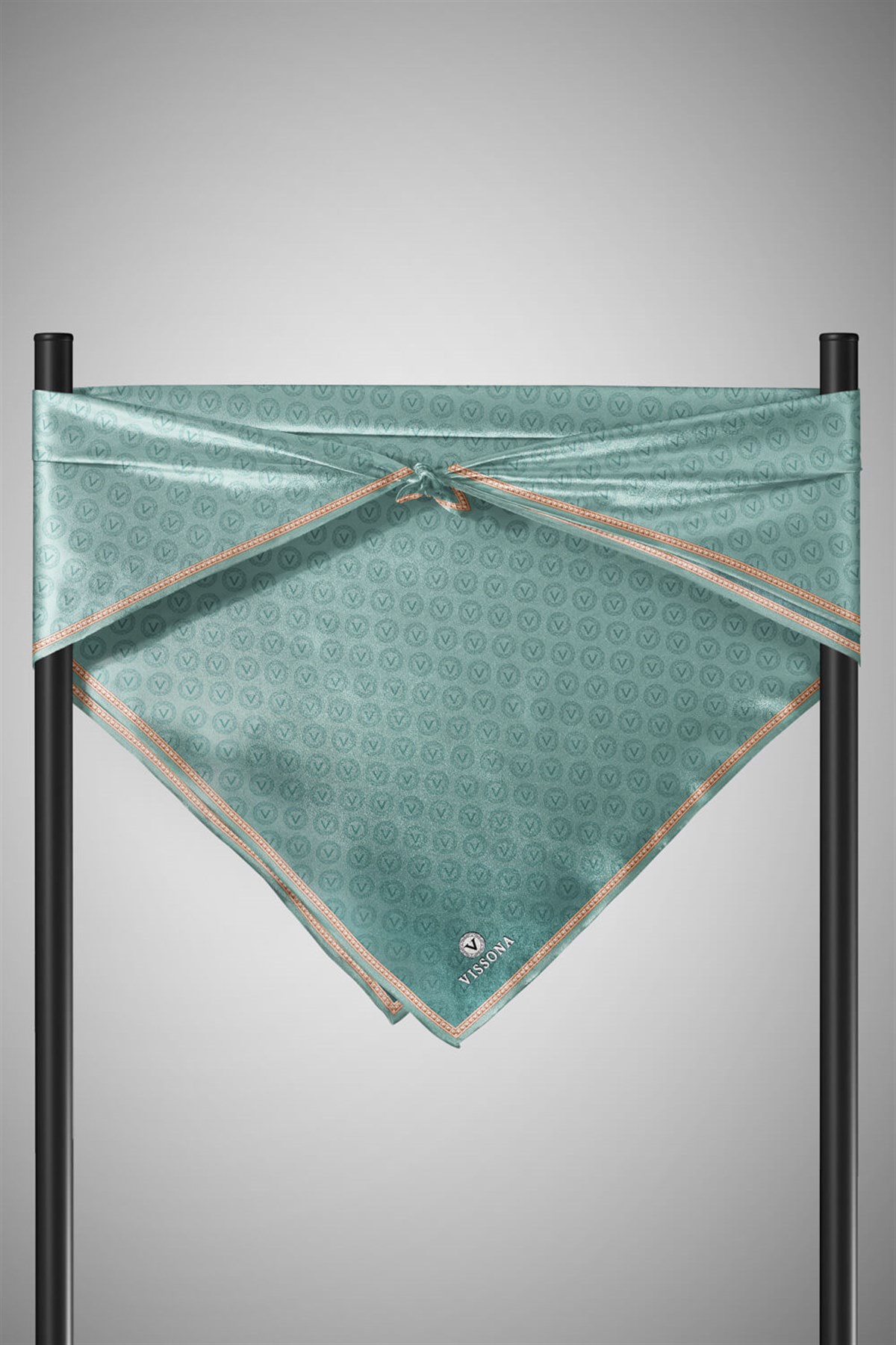 %100 Twill İpek Monogram Desenli Benetton Yeşili Renkli 90x90 Eşarp Dikim Şekli : El Dikişi