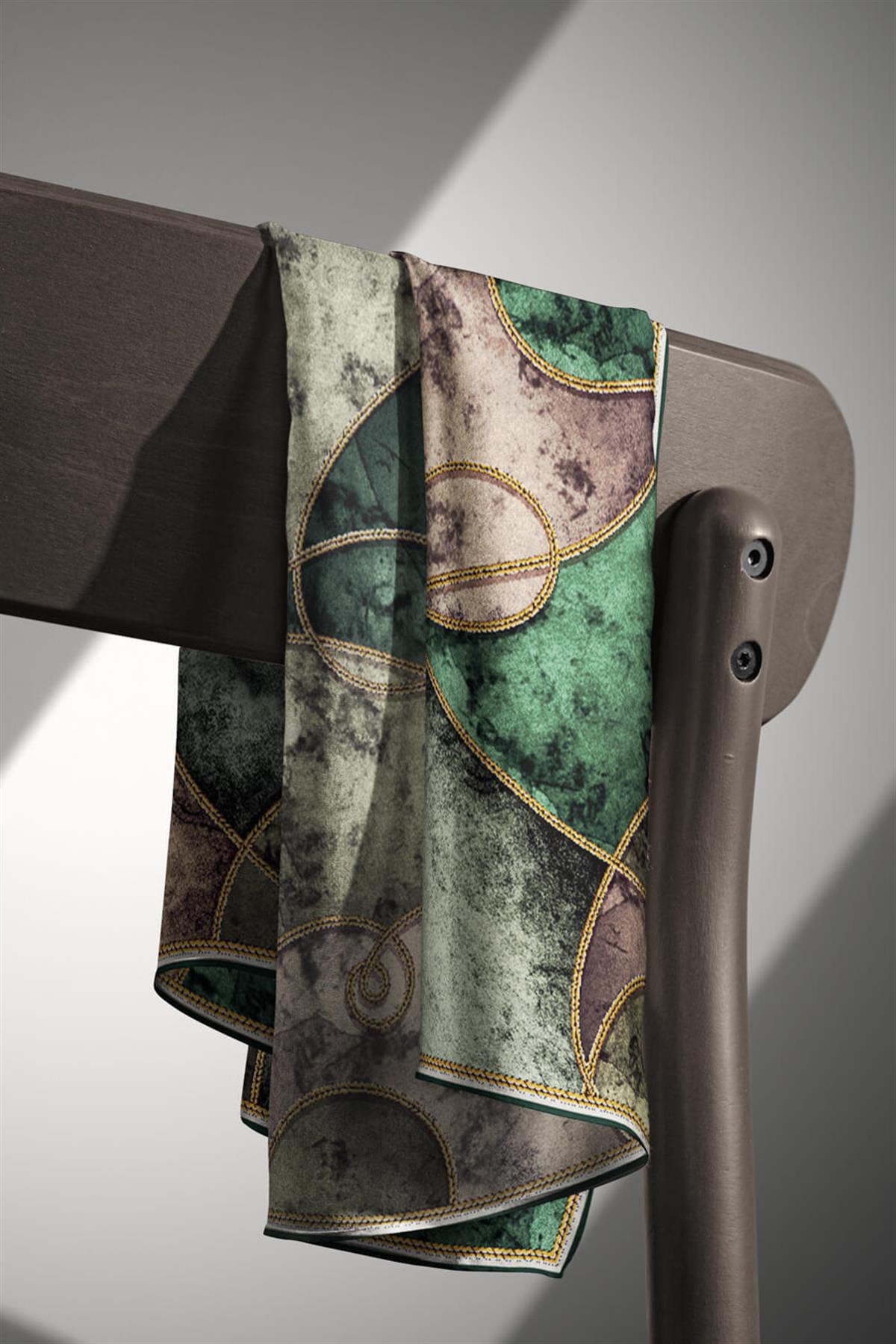 %100 Twill İpek Zincirli Mermer Desenli Zümrüt Yeşili - Haki Renkli 90x90 Eşarp Dikim Şekli : El Dikişi