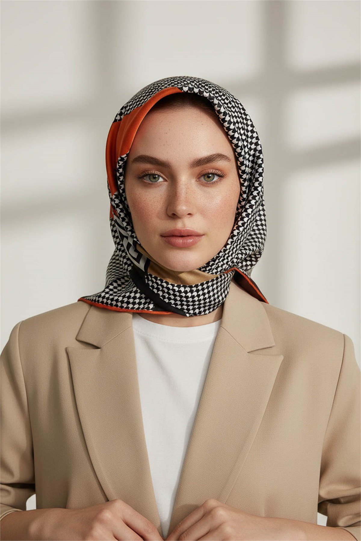 %100 Twill İpek Kazayağı Desenli Turuncu - Taba Renkli 90x90 Eşarp Dikim Şekli : El Dikişi