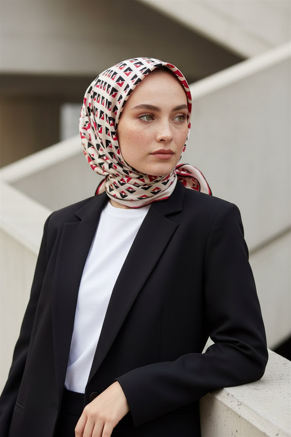 %100 Twill İpek Geometrik Desenli Kırmızı - Siyah Renkli 90x90 Eşarp Dikim Şekli : El Dikişi