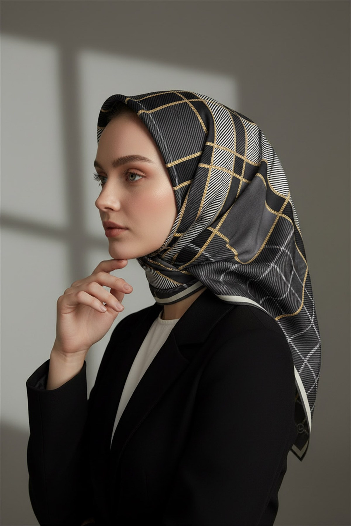 Kristal Geometrik  Desenli Gri Renkli 90x90 Eşarp (İpek İçermez) Kenar Dikiş Şekli El Dikişli
