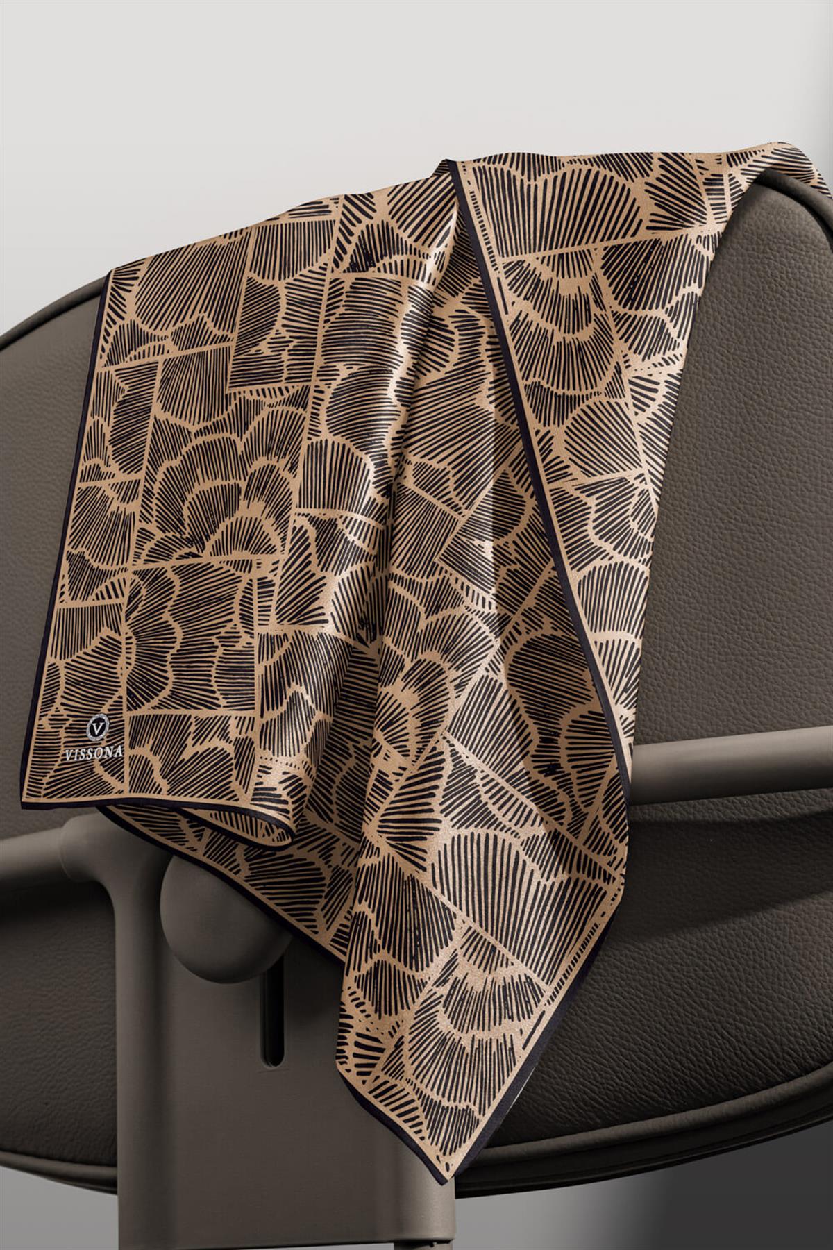 %100 Twill İpek Geometrik Desenli Gold - Siyah Renkli 90x90 Eşarp Dikim Şekli : El Dikişi