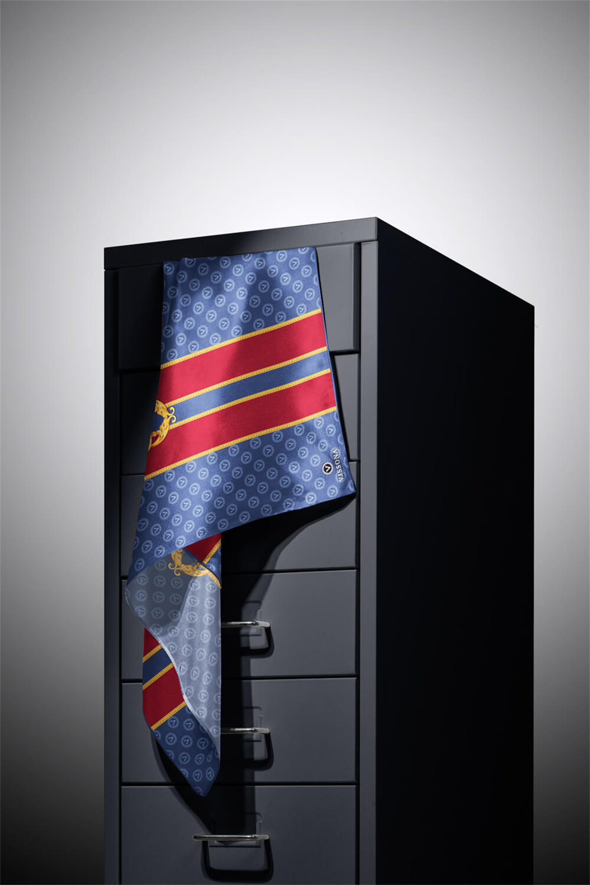 %100 Twill İpek Monogramlı Ve Barok Desenli İndigo - Bordo Renkli 90x90 Eşarp Dikim Şekli : El Dikişi