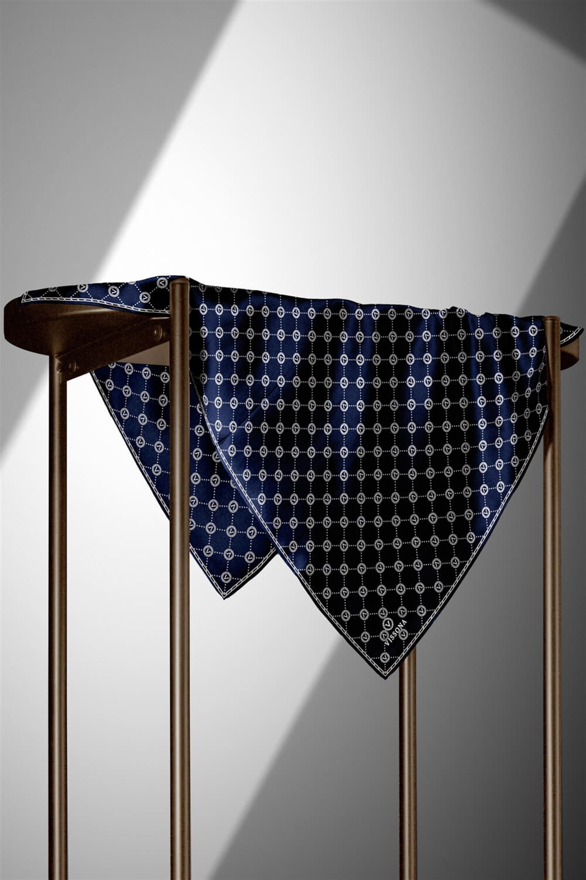 %100 Twill İpek Monogram Desenli Lacivert Renkli 90x90 Eşarp Dikim Şekli : El Dikişi