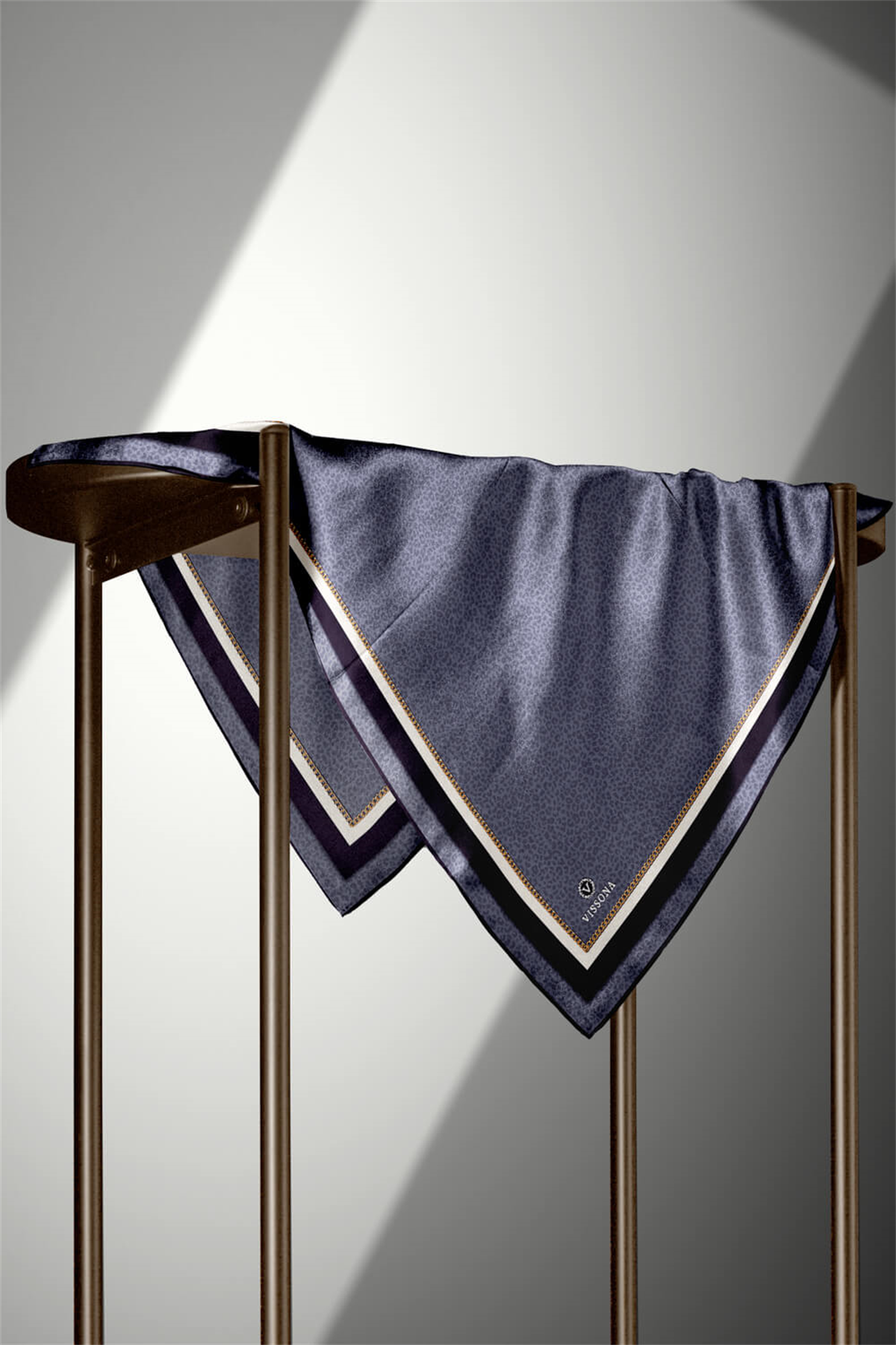 % 57 İPEK % 43 VİSKON Twill İpek Leopar Desenli Gri Renkli 90x90 Eşarp Dikim Şekli : El Dikişi