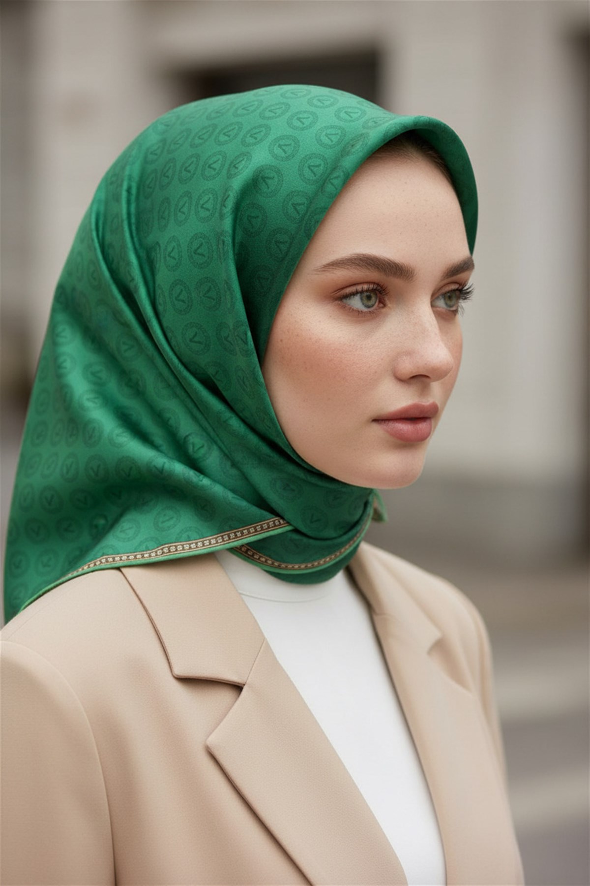 % 57 İPEK % 43 VİSKON Twill İpek Monogram Desenli Zümrüt Yeşili Renkli 90x90 Eşarp Dikim Şekli : El Dikişi