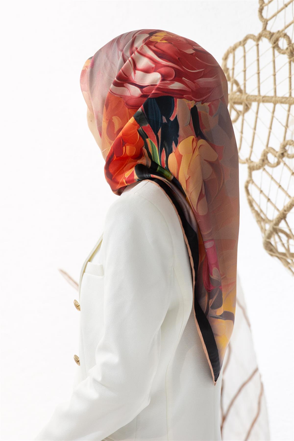 %100 Twill İpek Dumanlı Çiçek Desenli Somon Renkli 90x90 Eşarp Kenar Dikiş Şekli El Dikişli