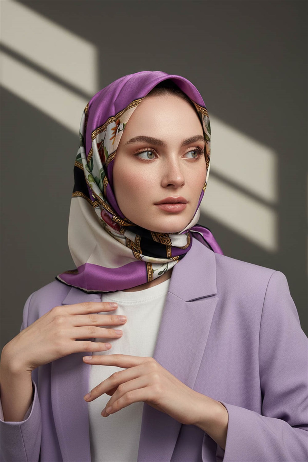 100% Twill İpek Şeritli Çiçek Desenli Lila - Krem Renkli 90x90 Dikim Şekli : El Dikişi Eşarp
