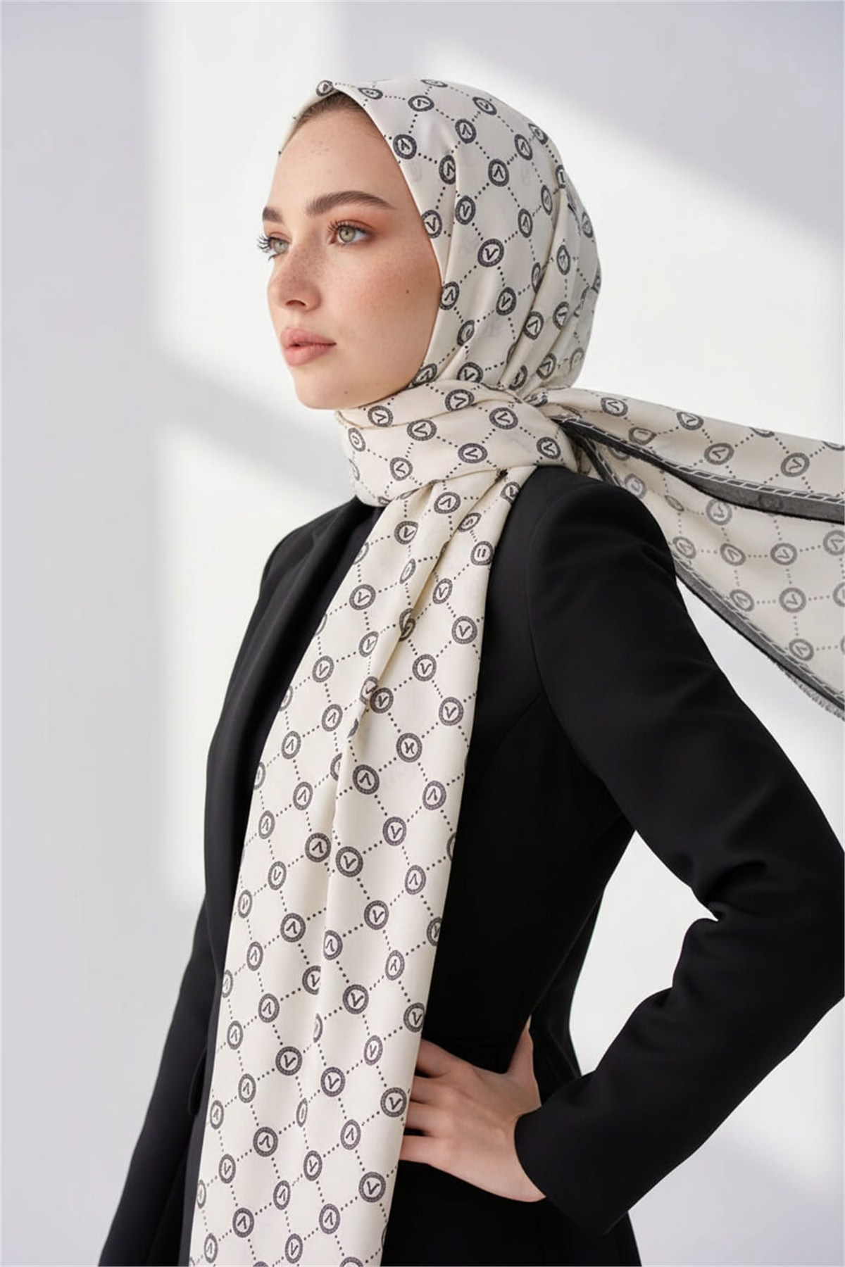 %100 Saf İpek Şal İnce Saten Vual Dokuma V Logo Desenli Krem - Siyah Renkli 90x210 Şal