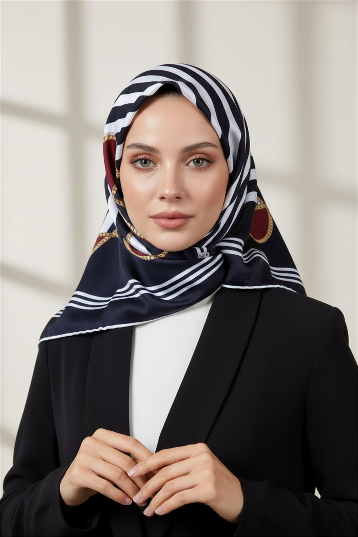 Kristal Geometrik Desenli Siyah - Bordo Renkli 90x90 Eşarp (İpek İçermez) Kenar Dikiş Şekli El Dikişli