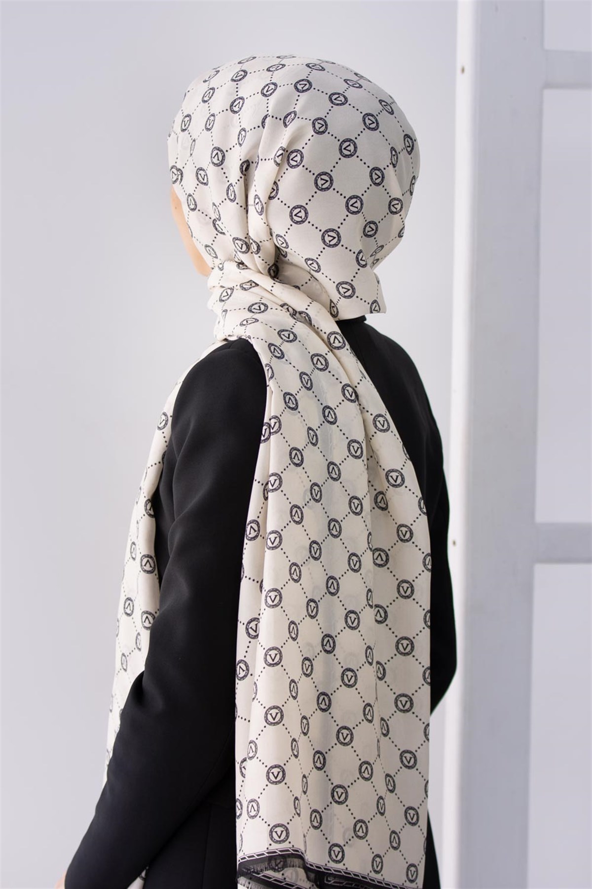 % 100 İpek V Logo Desenli Krem - Siyah Renkli 90x210 Şal