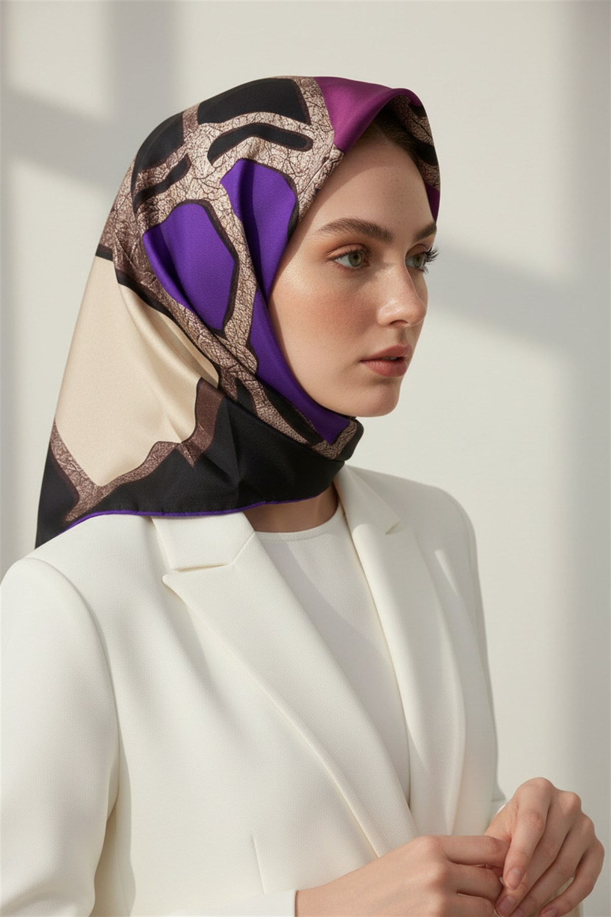 % 57 İPEK % 43 VİSKON Twill İpek Gold Efektli Geometrik Desenli Siyah - Mürdüm Renkli 90x90 Eşarp Dikim Şekli : El Dikişi