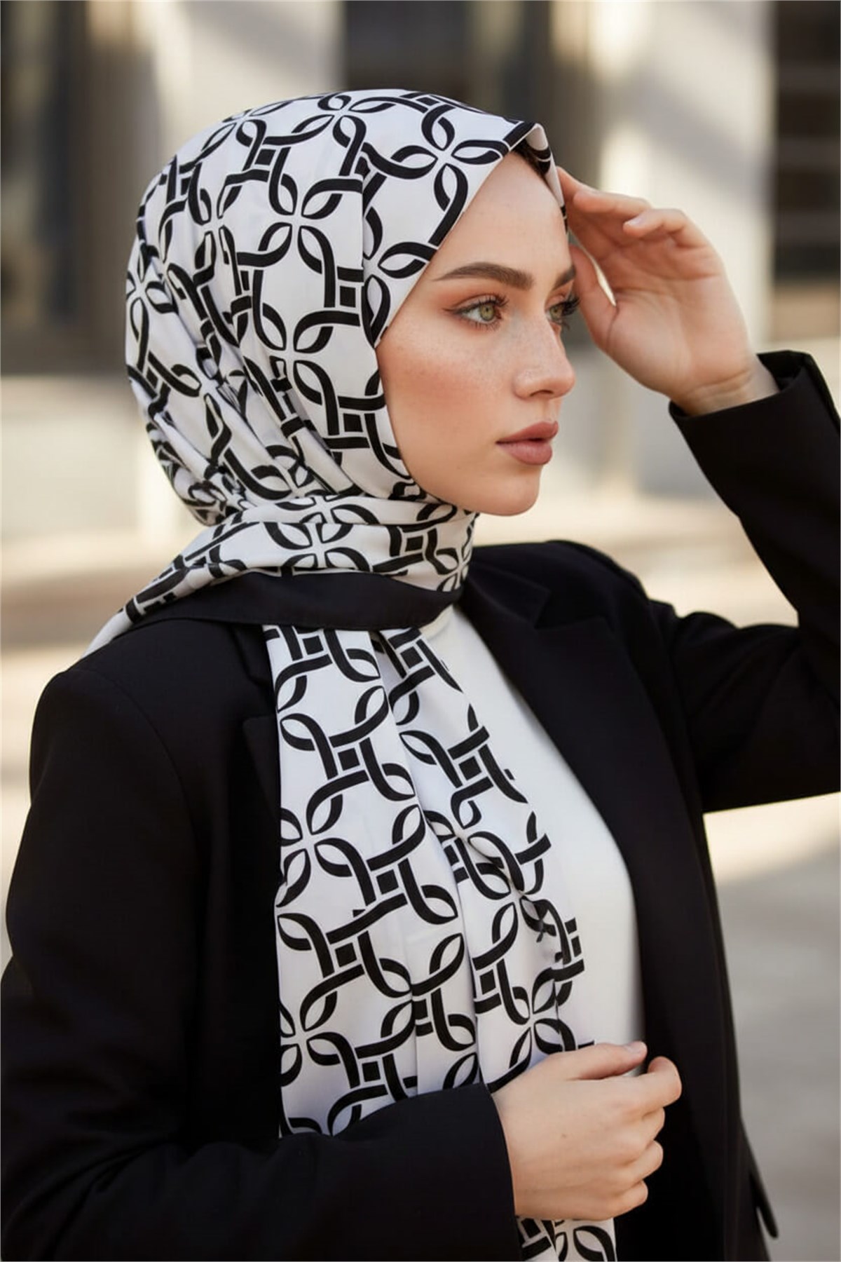 KREP GEOMETRİK DESENLİ SİYAH - BEYAZ RENKLİ 75X195 KIRIŞMAZ ŞAL