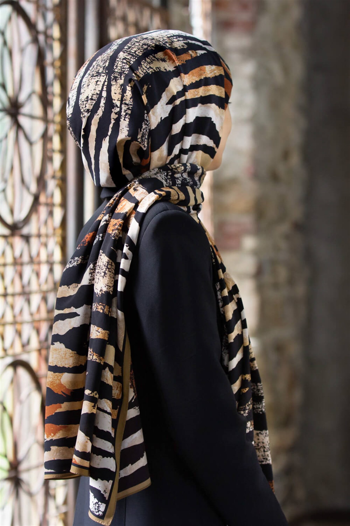 KREP ZEBRA DESENLİ TABA - SİYAH RENKLİ 75X195 KIRIŞMAZ ŞAL