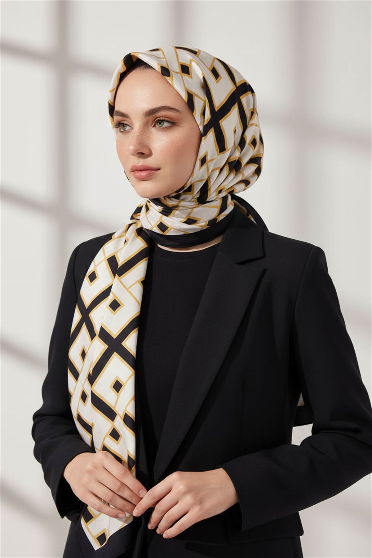 KREP GEOMETRİK DESENLİ SİYAH RENKLİ 75X195 KIRIŞMAZ ŞAL