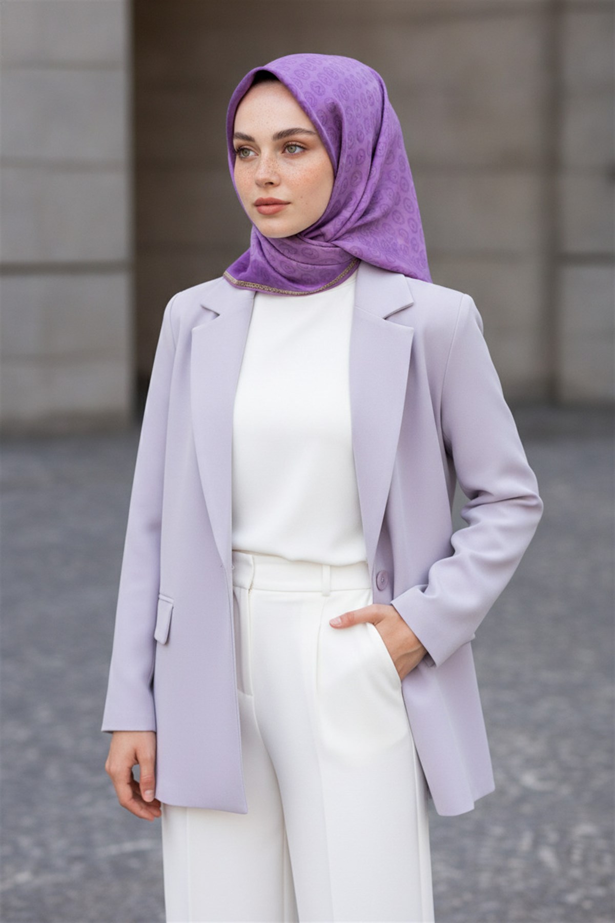 %100 Twill İpek Monogram Desenli Mor Renkli 90x90 Eşarp Dikim Şekli : El Dikişi