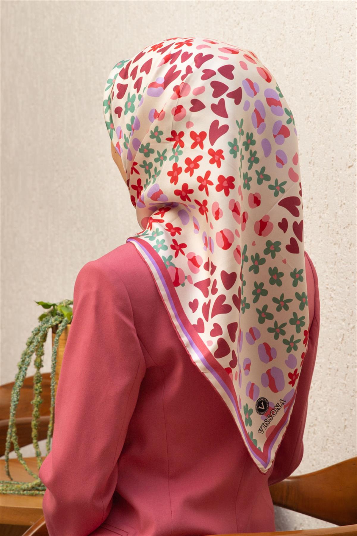 %100 Twill İpek Kalpli Leopar Desenli Gül Kurusu - Lila Renkli 90x90 Eşarp Dikim Şekli : El Dikişi