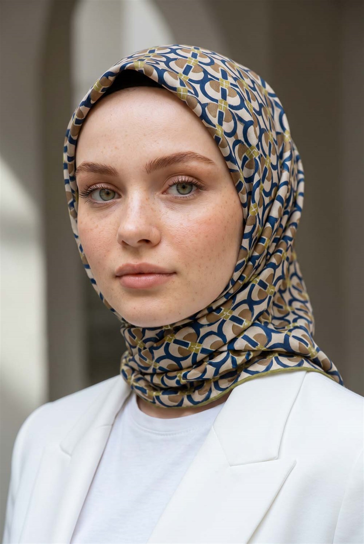 %100 Twill İpek Geometrik Desenli Bej - Fıstık Yeşili Renkli 90x90 Eşarp Dikim Şekli : El Dikişi