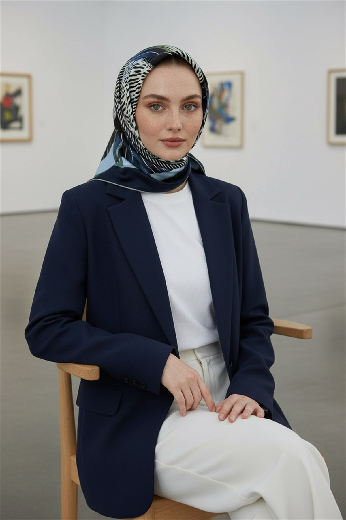 %100 Twill İpek Geometrik Desenli Petrol Mavisi - İndigo Renkli 90x90 Eşarp Dikim Şekli : El Dikişi