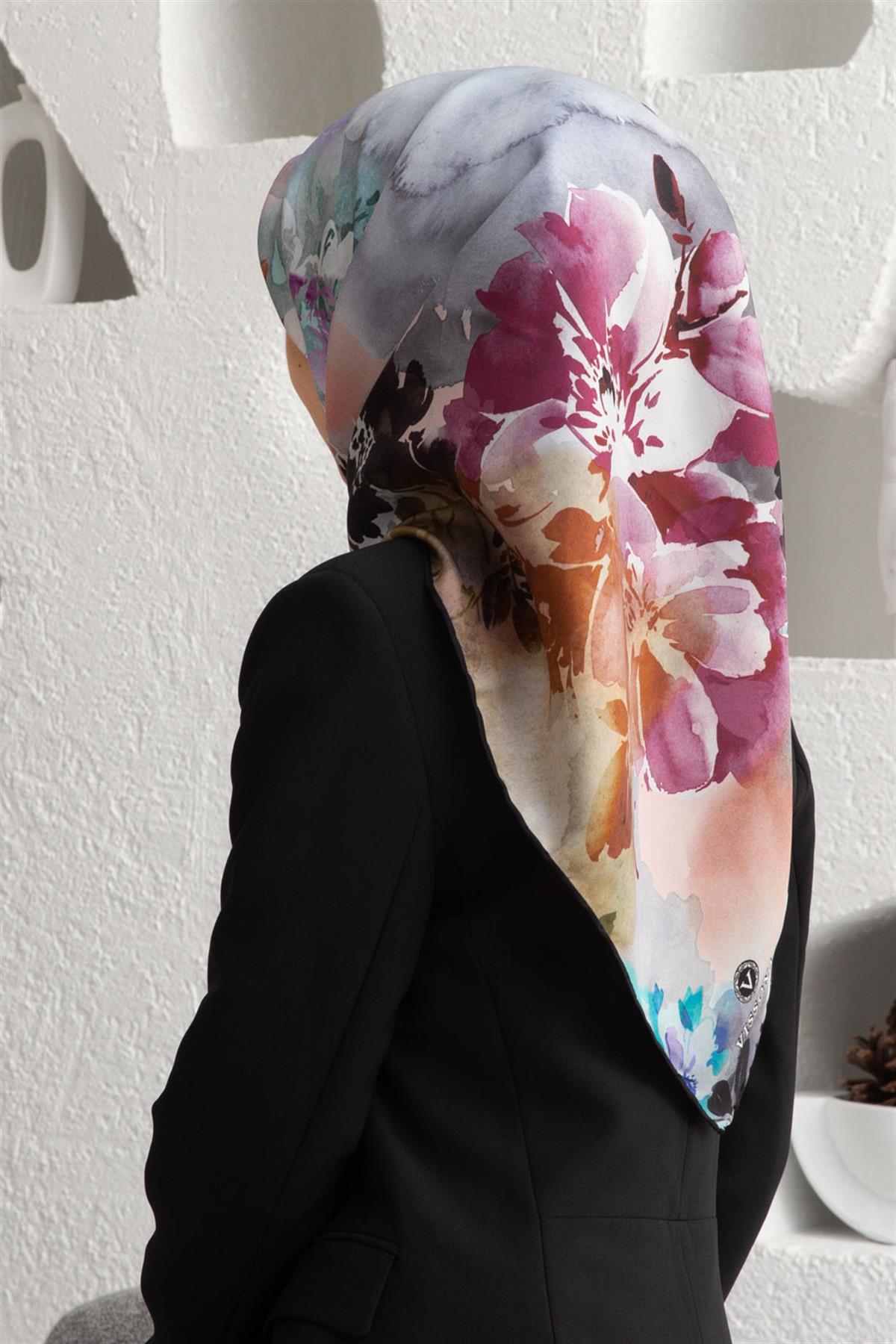 %100 Twill İpek Çiçek  Desenli Siyah - Mürdüm Renkli 90x90 Eşarp Dikim Şekli : El Dikişi