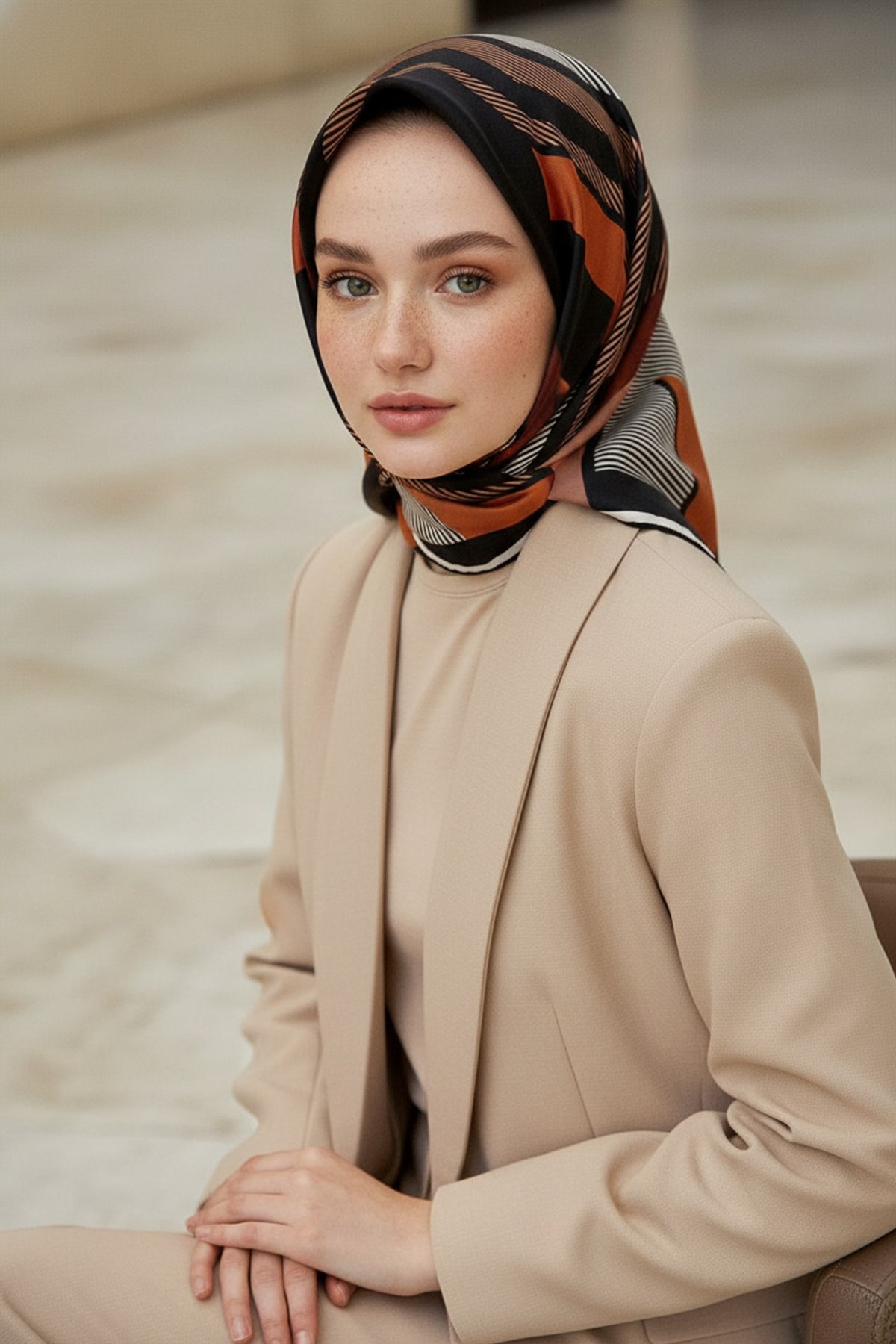 %100 Twill İpek Geometrik Desenli Taba - Siyah Renkli 90x90 Eşarp Dikim Şekli : El Dikişi