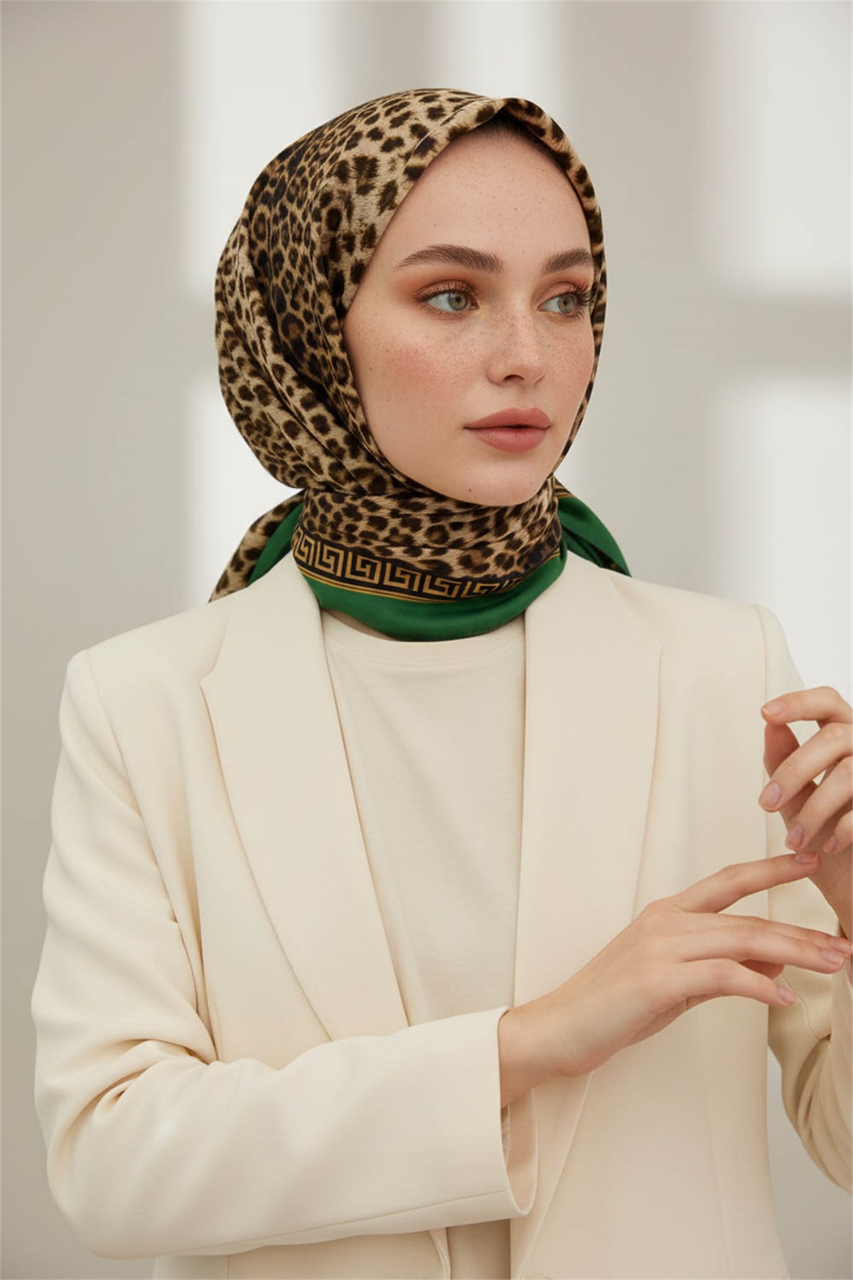 KREP BAROK BARDÜRLÜ LEOPAR DESENLİ HARDAL - ZÜMRÜT YEŞİLİ RENKLİ 75X195 KIRIŞMAZ ŞAL
