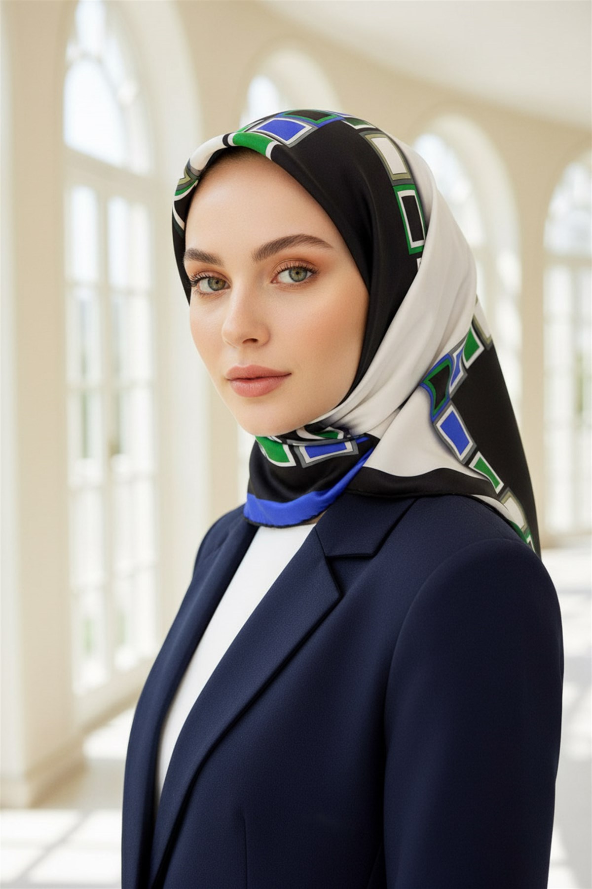 %100 Twill İpek Geometrik Desenli Saks - Zümrüt Yeşili Renkli 90x90 Eşarp Dikim Şekli : El Dikişi