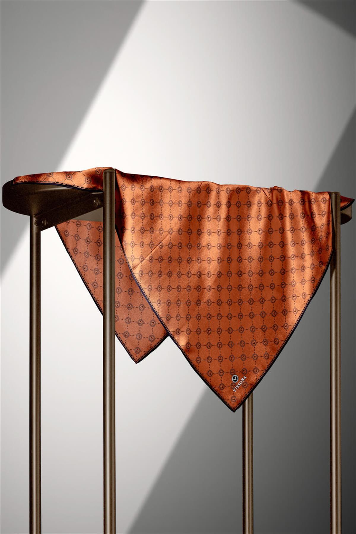 %100 Twill İpek Monogram Desenli Taba - Siyah Renkli 90x90 Eşarp Dikim Şekli : El Dikişi