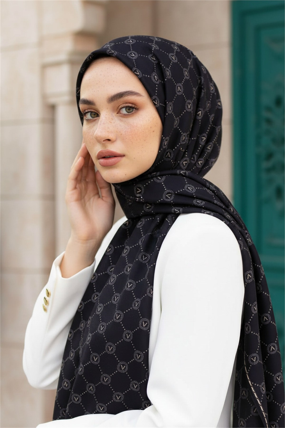 %100 Saf İpek Şal İnce Saten Vual Dokuma V Logo Desenli Siyah - Bej Renkli 90x210 Şal