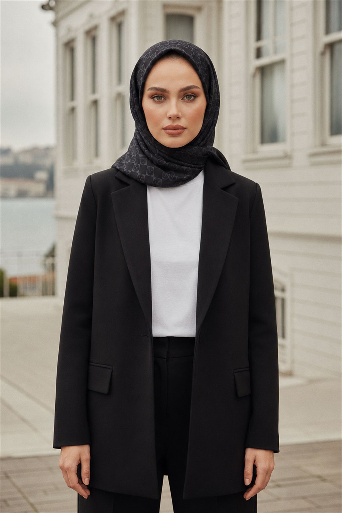 %100 Twill İpek Monogram Desenli Siyah Renkli 90x90 Eşarp Dikim Şekli : El Dikişi
