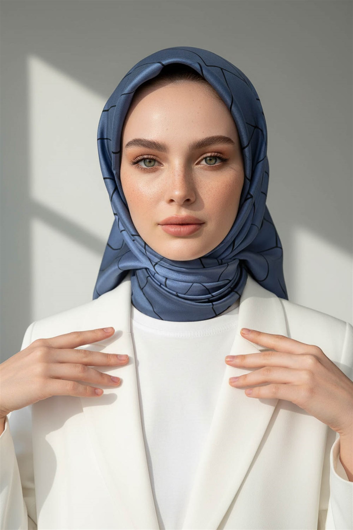 %100 Twill İpek Çizgi Desenli İndigo - Siyah Renkli 90x90 Eşarp Dikim Şekli : El Dikişi