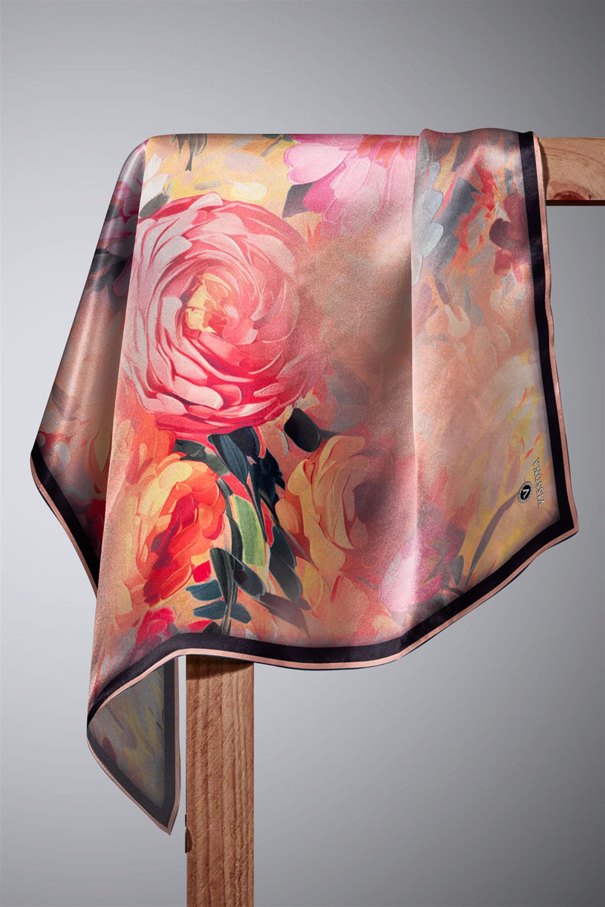 %100 Twill İpek Dumanlı Çiçek Desenli Somon Renkli 90x90 Eşarp Kenar Dikiş Şekli El Dikişli