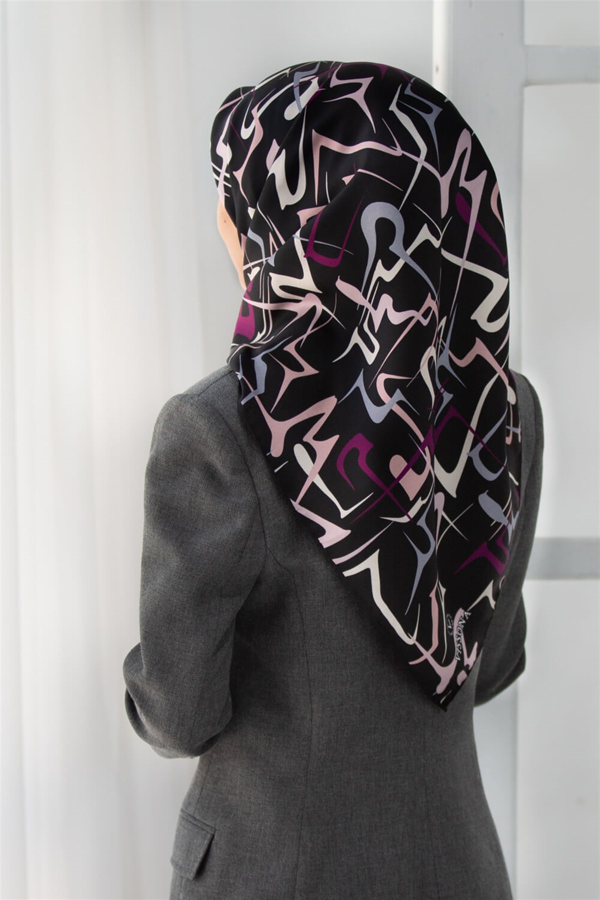 %100 Twill İpek Soyut Geometrik Desenli Mürdüm - Pudra Renkli 90x90 Eşarp Dikim Şekli : El Dikişi