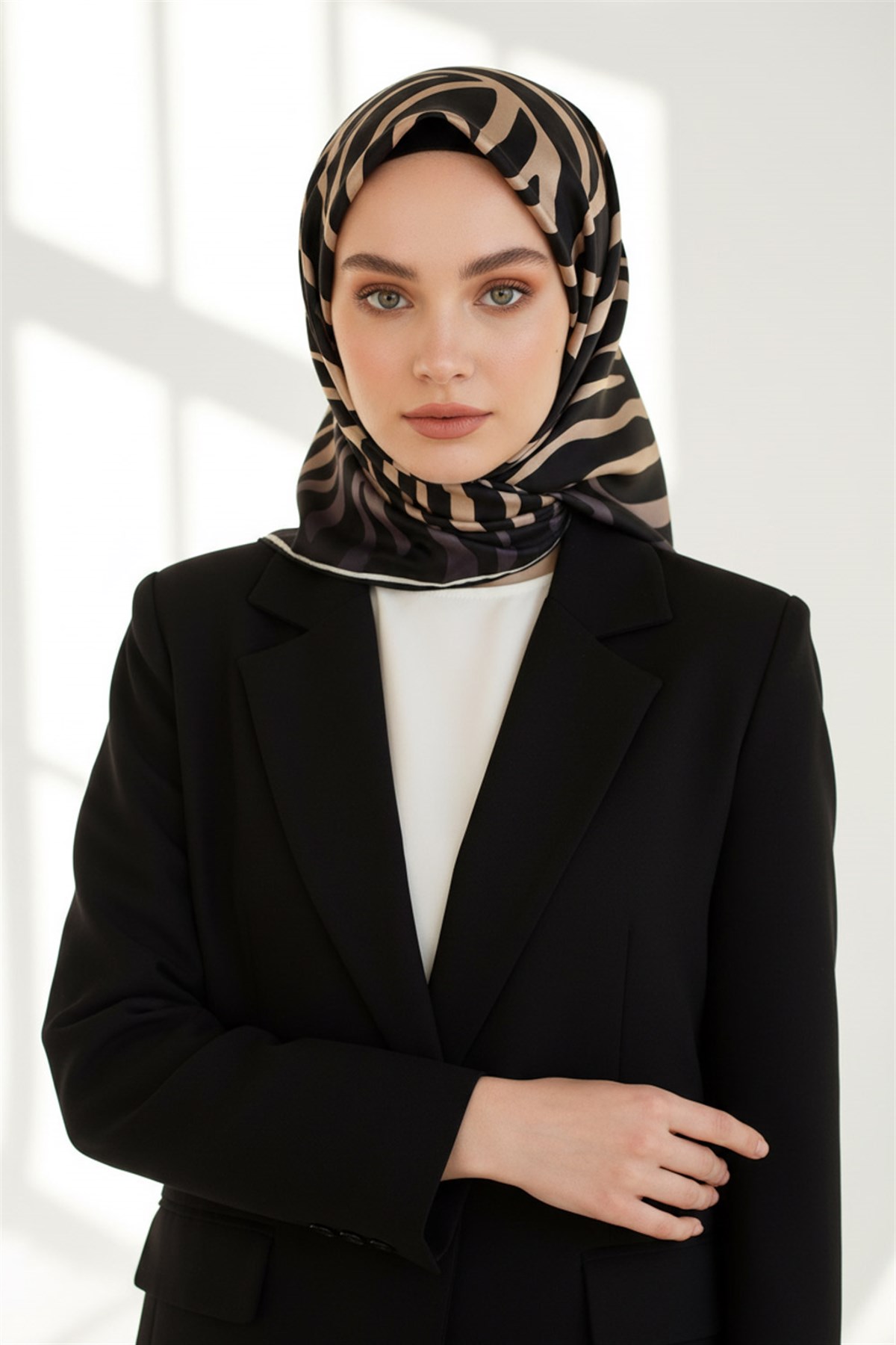 %100 Twill İpek Zebra Desenli Bej - Siyah Renkli 90x90 Eşarp Dikim Şekli : El Dikişi