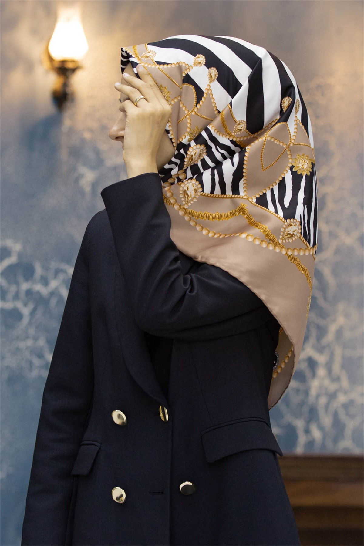 Twill Gold Detaylı Zebra Desenli Bej Renkli 90x90 Eşarp (İpek İçermez) Kenar Dikiş Şekli El Dikişli