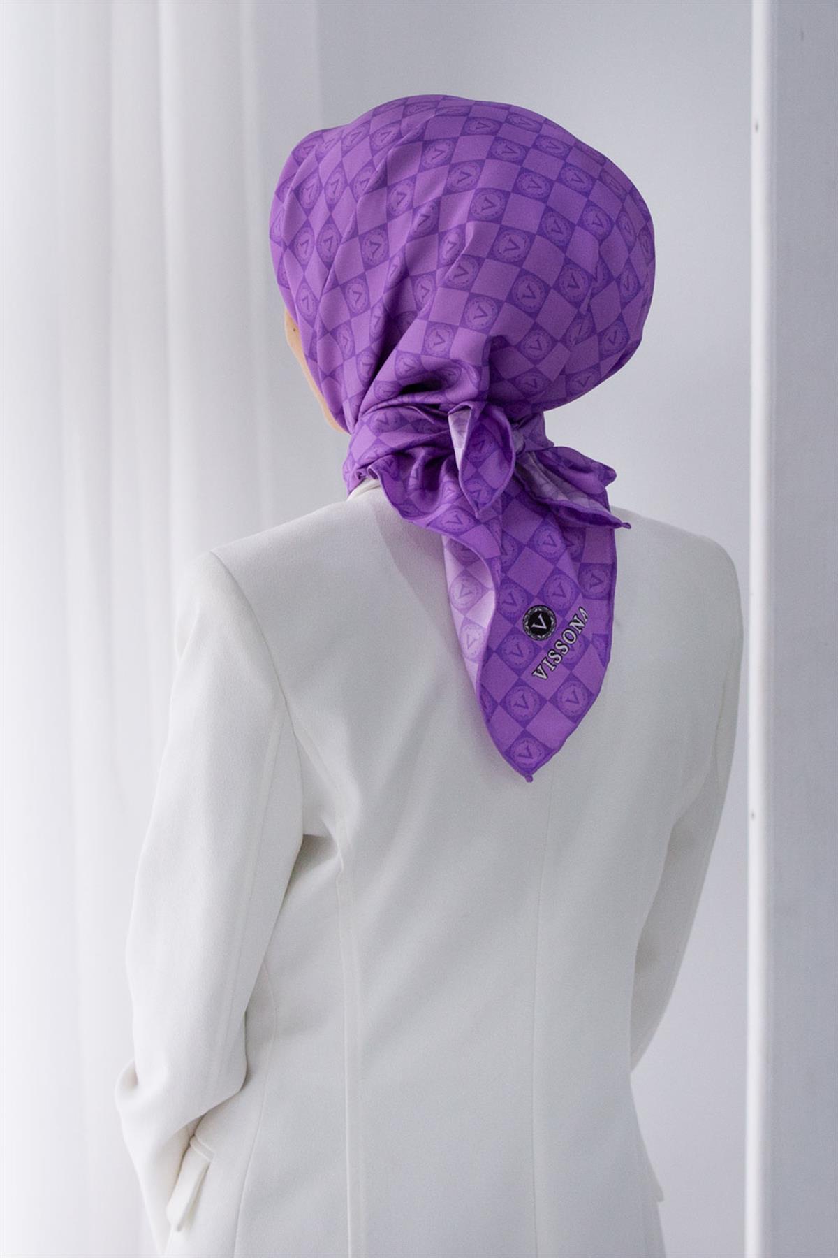 %100 Twill İpek Monogram Desenli Lila Renkli 90x90 Eşarp Dikim Şekli : El Dikişi