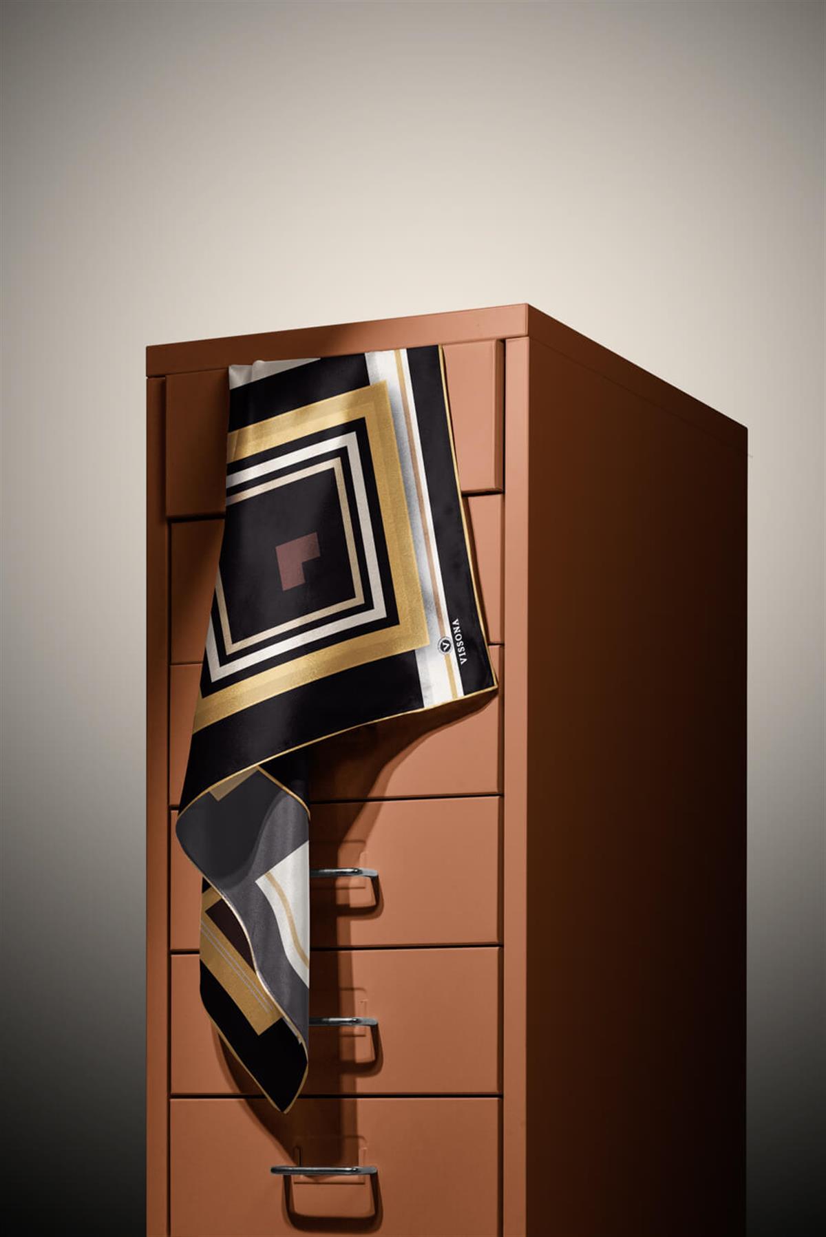 %100 Twill İpek Kare Desenli Siyah - Gold Renkli 90x90 Eşarp Kenar Dikiş Şekli El Dikişli