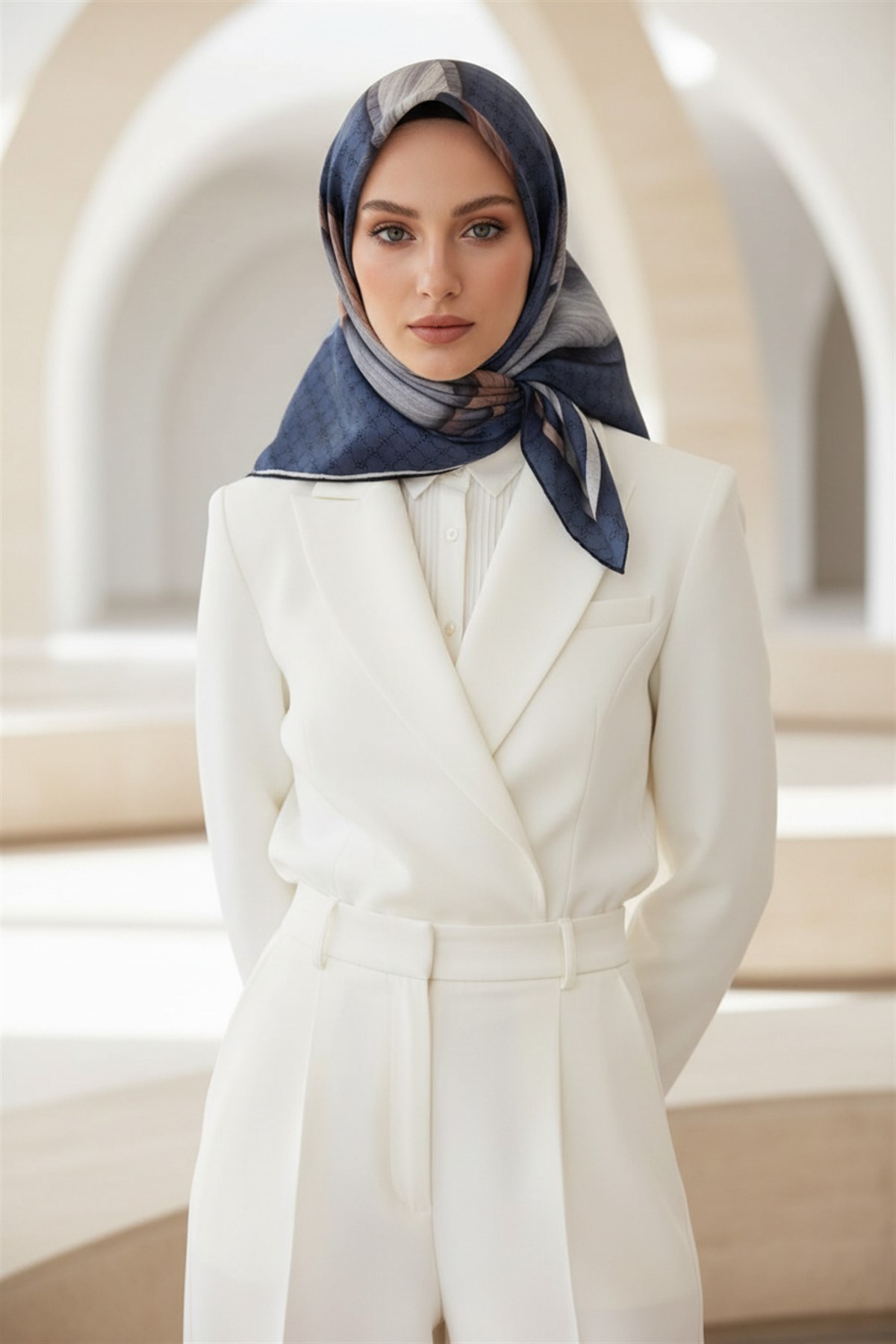 100% Twill Geometrik Halka Desenli İndigo - Gri Renkli 90x90 Dikim Şekli : El Dikişi Eşarp