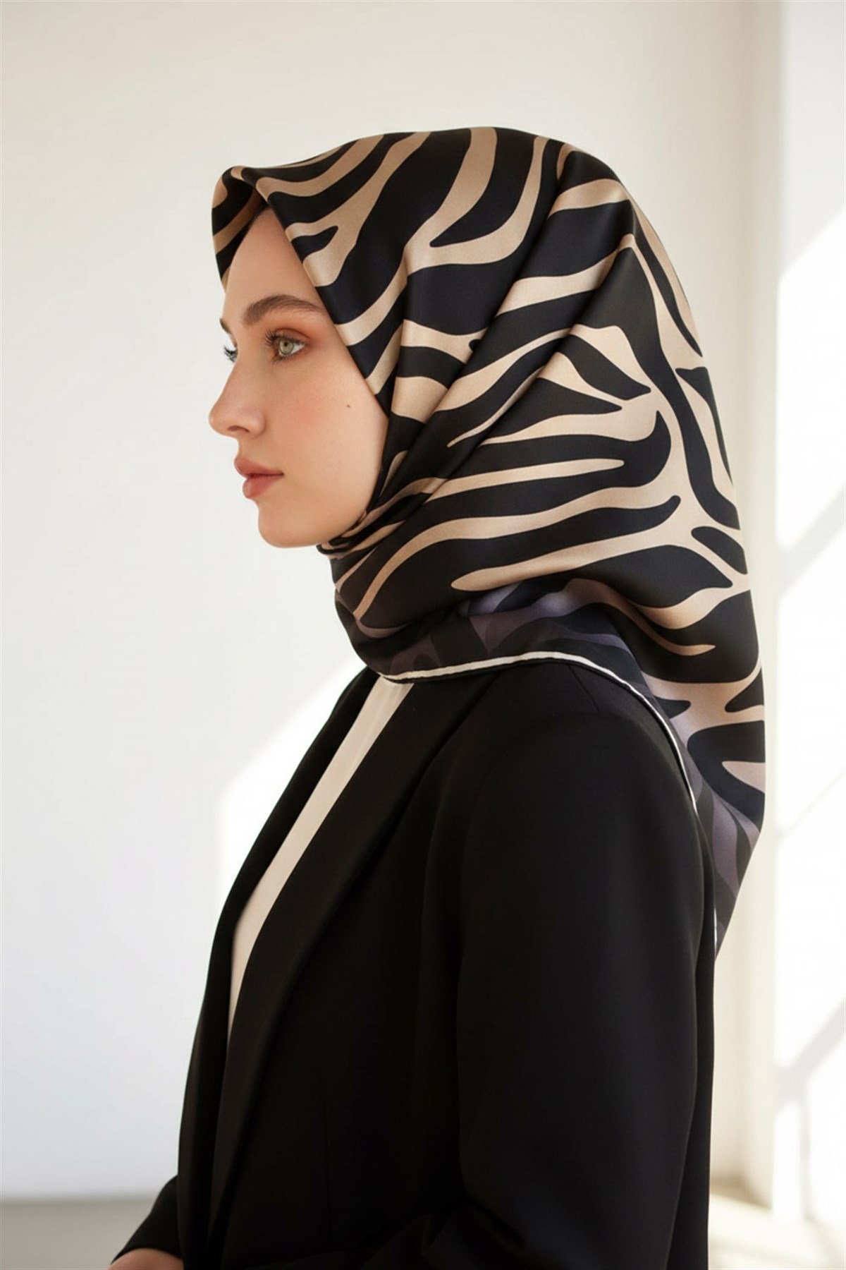 %100 Twill İpek Zebra Desenli Bej - Siyah Renkli 90x90 Eşarp Dikim Şekli : El Dikişi