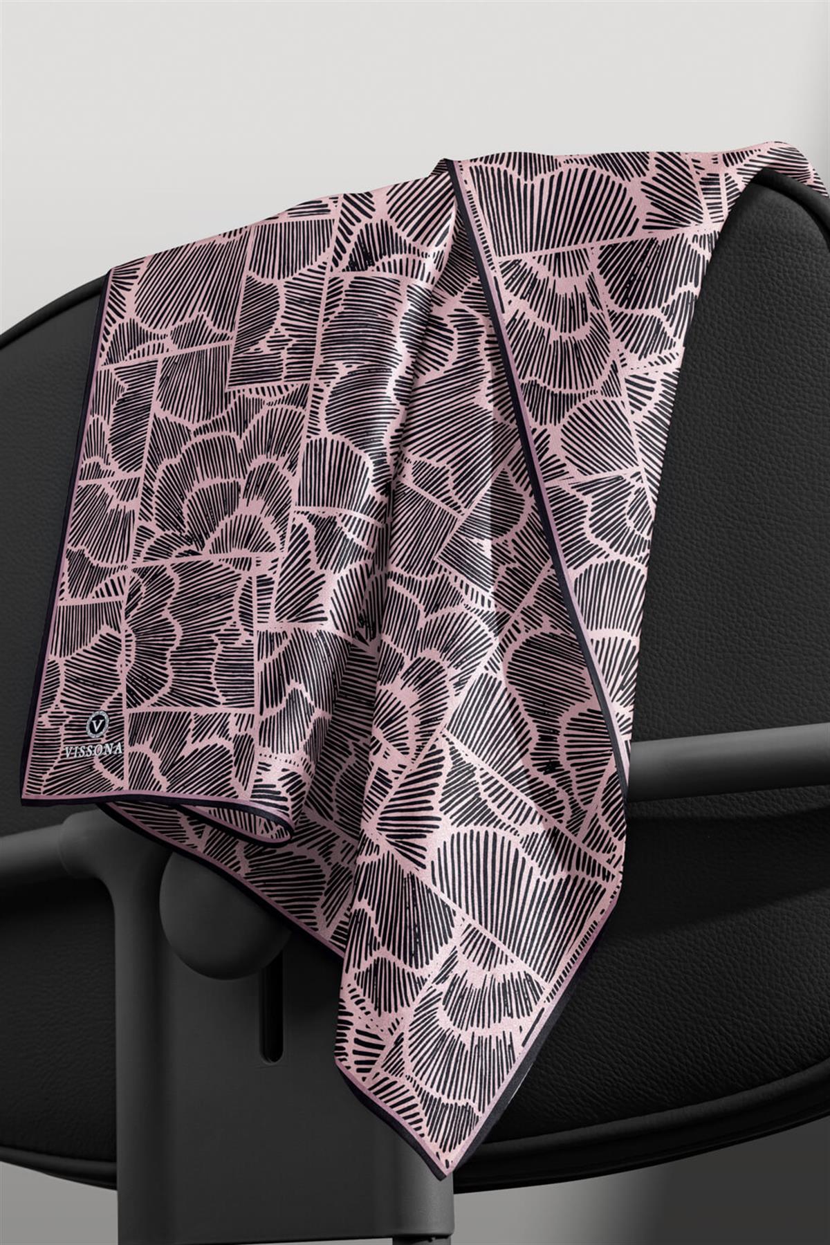%100 Twill İpek Geometrik Desenli Pudra - Siyah Renkli 90x90 Eşarp Dikim Şekli : El Dikişi