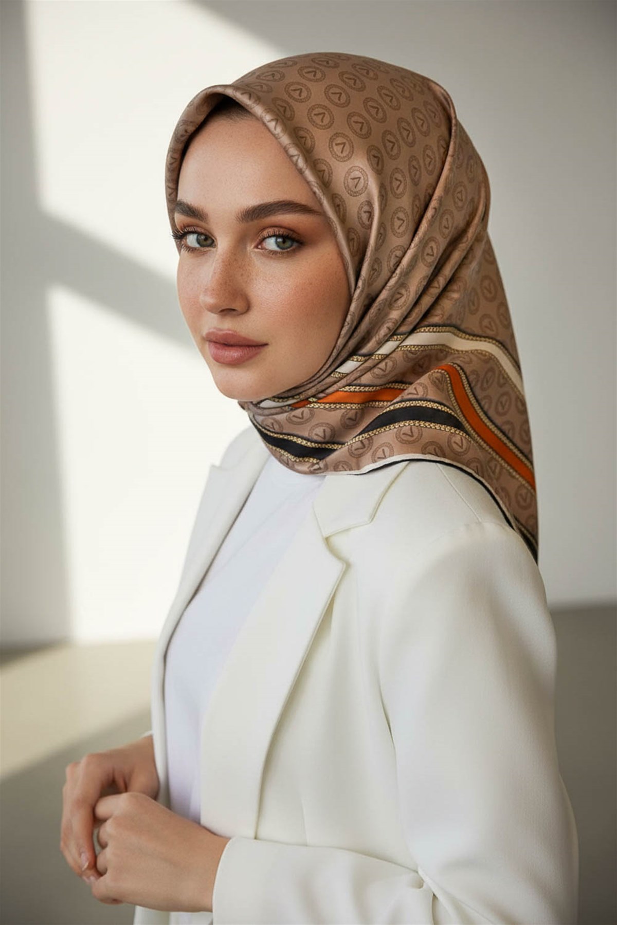 %100 Twill İpek Monogram Desenli Bej - Turuncu Renkli 90x90 Eşarp Dikim Şekli : El Dikişi